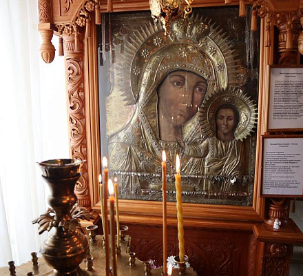 Presso l'icona in streaming della mirra della Madre di Dio di Kazan da un villaggio siberiano, i credenti si liberano di malattie e infertilità