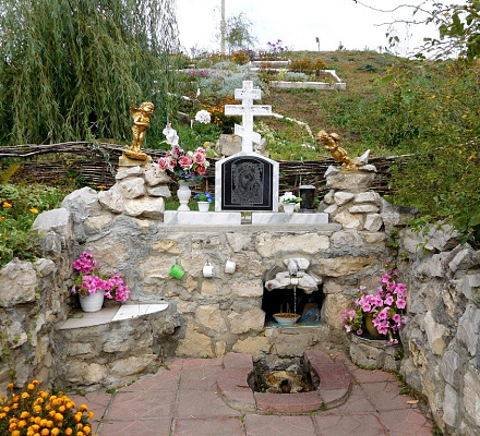 Un lavoratore petrolifero in pensione costruisce con le proprie mani un tempio del villaggio