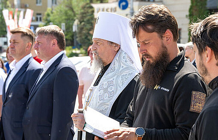 В Белгороде митрополит Иоанн освятил автомобили для бойцов СВО