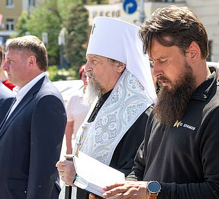 В Белгороде митрополит Иоанн освятил автомобили для бойцов СВО