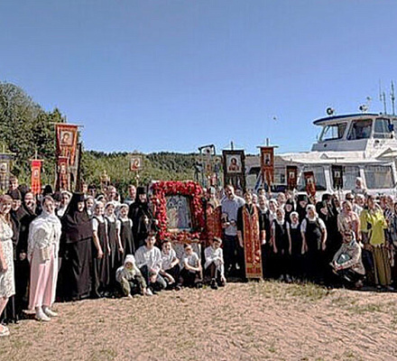 В день памяти Царской семьи по озеру Селигер прошел десятый крестный ход длиной в 70 км