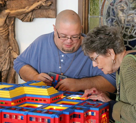 Un hombre de Michigan construye la Iglesia católica, Lego a Lego, durante 25 años