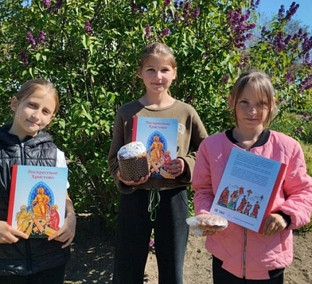 Патриаршая гуманитарная миссия передала пасхальные подарки для детей из пострадавших регионов