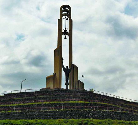 Равноапостольная Нина (Нино), просветительница Грузии. Скульптурная композиция в Тбилиси