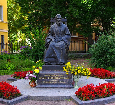 Памятник Иоанну Кронштадтскому в Кронштадте