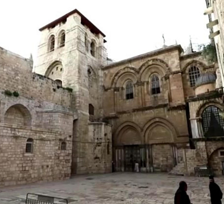 Per ricevere il fuoco sacro, solo quindici persone potranno entrare nella chiesa del Santo Sepolcro