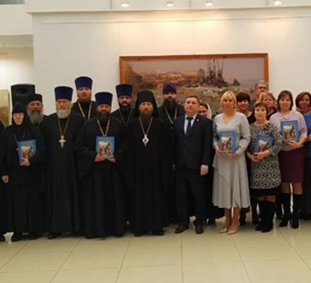 Storie bibliche per bambini in lingua russa e ciuvascia sono state pubblicate a Cheboksary