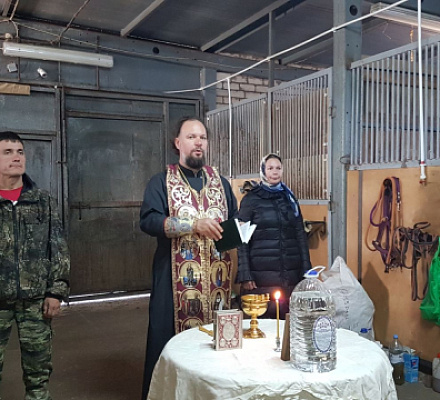 A Syzran, nella stalla è stato servito un servizio di preghiera nel giorno della festa dei santi Florus e Laurus