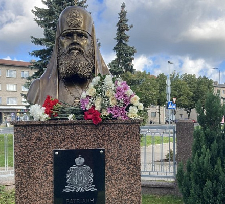 Svelato il monumento al patriarca Alessio II a Jõhvi estone