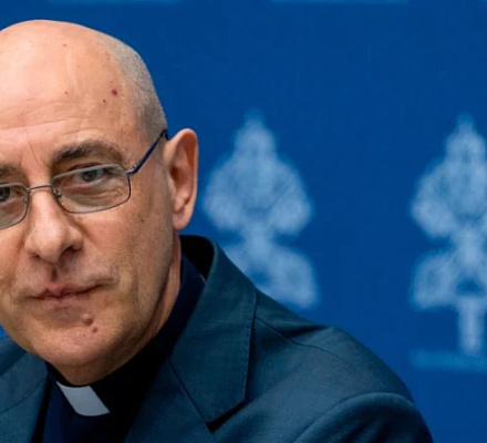 El cardenal Fernández dice que se estudiará "más intensamente" el diaconado femenino