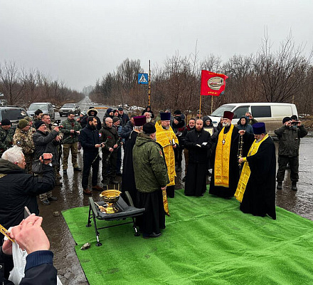 В Донецком аэропорту освящен поклонный Крест
