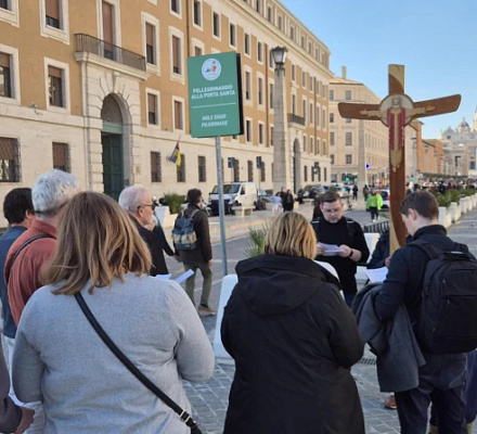 Jubilee pilgrims, Rome’s Catholics pray for Pope Francis