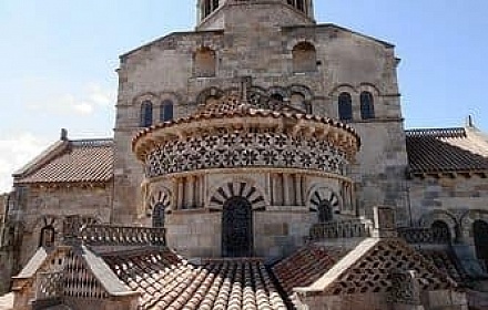 Basílica de Notre-Dame-du-Port en Clermont-Ferrand (Francia)