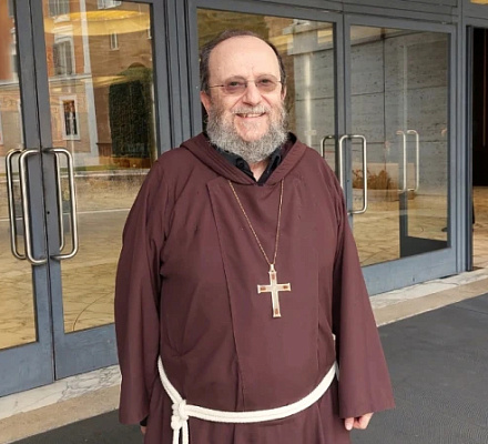 Un líder católico promueve la unidad interconfesional mediante obras de caridad en Yemen