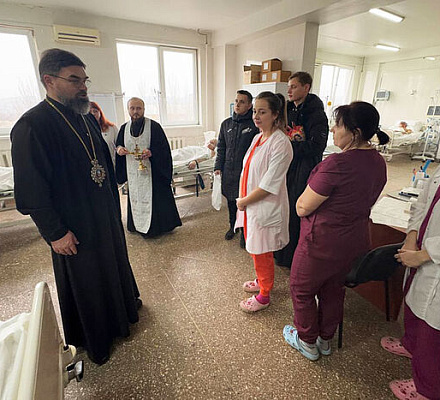 Архиерей и духовенство Горловки поздравили с Рождеством Христовым сотрудников и пациентов больниц