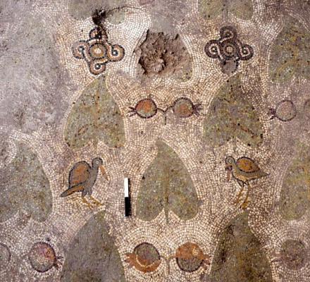 Überreste eines byzantinischen Klosters mit einzigartig erhaltenen Mosaiken, die in Israel entdeckt wurden