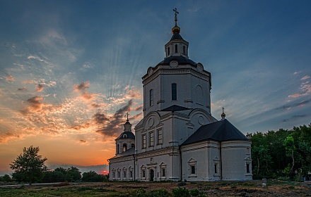 Iglesia de la Transfiguración del Señor en el cementerio de Ratnoye