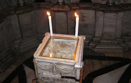 El Altar del Santo Sepulcro en la Iglesia del Santo Sepulcro. El pasillo del Ángelus. (Jerusalén, Israel)