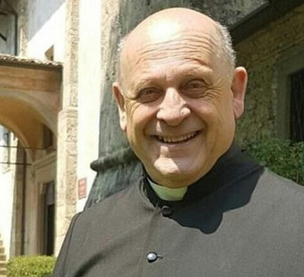 Il sacerdote affetto da coronavirus muore dopo aver dato il suo ventilatore a un'altra persona