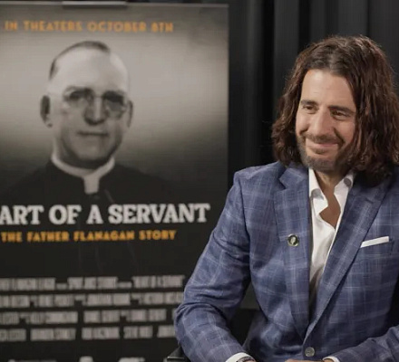 Актер Джонатан Руми называет миссию отца Фланагана, показанную в новом фильме, "нестареющей".