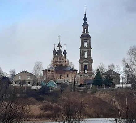 Giornalisti e blogger di Mosca e Ekaterinburg hanno visitato due antiche chiese nella regione di Yaroslavl