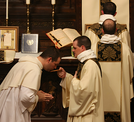 Тайны поцелуев в католической церкви: что скрывают религиозные обряды