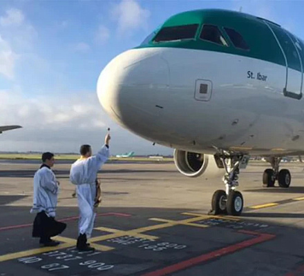 Bendición de aviones en el aeropuerto de Dublín: El nuevo capellán continúa una costumbre católica irlandesa de 77 años de antigüedad