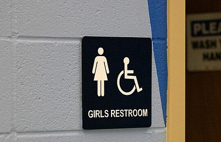 В Айдахо ввели расширенный запрет на использование трансгендерными мужчинами пространств, предназначенных для женщин