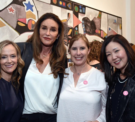 Una mujer denuncia que los médicos la "metieron por la vía rápida" en un proceso de transición de género cuando era preadolescente.