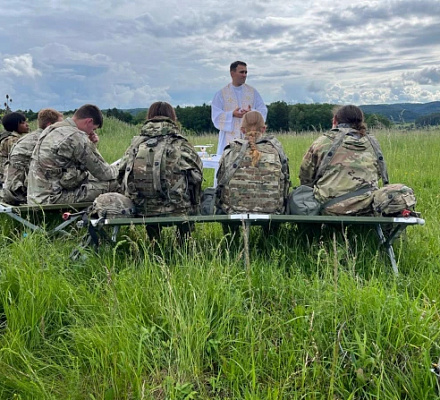 Un sacerdote católico habla de la "vocación especial" de los capellanes militares en una nueva película