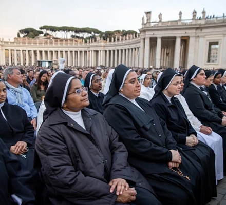 PHOTOS: Thousands gather for rosary in St. Peter’s Square after death of Pope Francis