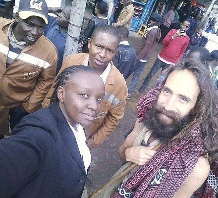 Il viaggiatore australiano viene costantemente scambiato per Gesù Cristo