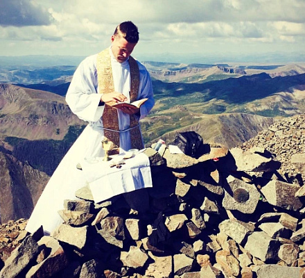 Un sacerdote católico celebra una misa en las cumbres más altas de Colorado
