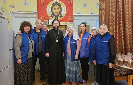 Состоялась встреча епископа Бердянского Петра с добровольцами Патриаршей гуманитарной миссии в Токмаке