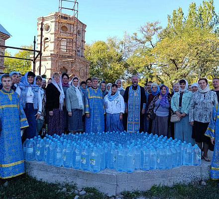 В храмах Донецкой епархии продолжается работа по обеспечению нуждающихся бутилированной питьевой водой