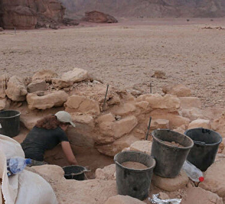 Una inscripción dedicada a Jesús y María, encontrada durante la excavación de una iglesia antigua.