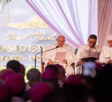 Pope Francis and grand imam sign joint declaration at Indonesia mosque