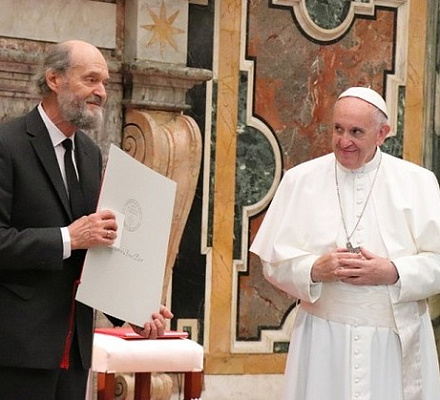 Papst Franziskus überreicht Arvo Pärt den Ratzinger-Preis