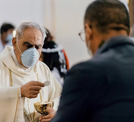 Sacerdotes franceses detenidos por servicio sin máscaras