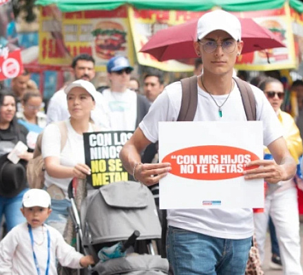 Miles de colombianos protestan contra la ideología de género del Gobierno