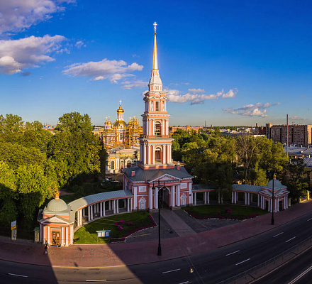 Una profesora de música de San Petersburgo superó su miedo a las alturas y se convirtió en campanero de la catedral.