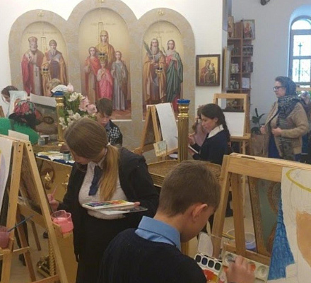 I bambini disegnano la loro madre: l'azione 'Angel Wings' si è svolta nel tempio di Kazan di Birobidzhan