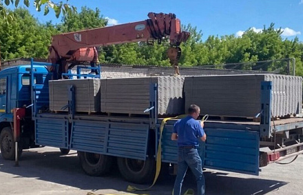 Патриаршая гуманитарная миссия передала жителям Белгородской области 1500 листов шифера