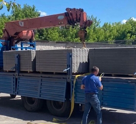 Патриаршая гуманитарная миссия передала жителям Белгородской области 1500 листов шифера
