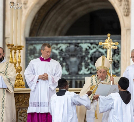 Honrar a los "santos de al lado": El Papa Francisco convoca una celebración anual de los santos y santas locales