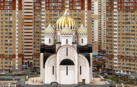 Templo Nikolsky en la llanura aluvial de Pavshinskaya