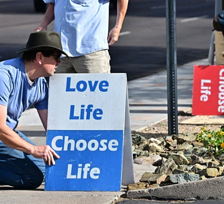 CDC: Los abortos disminuyeron ligeramente tras la revocación de Roe contra Wade