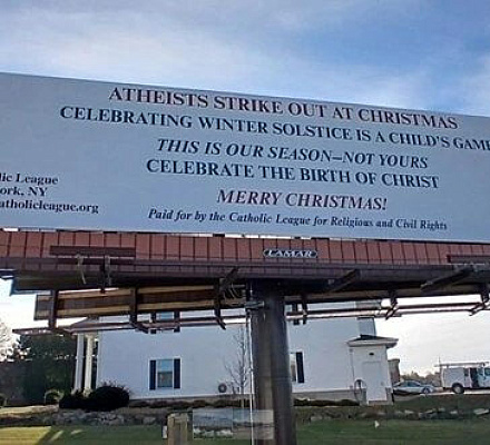 В ответ на антирелигиозную акцию атеистов в Капитолии штата Висконсин католики разместили Рождественский билборд