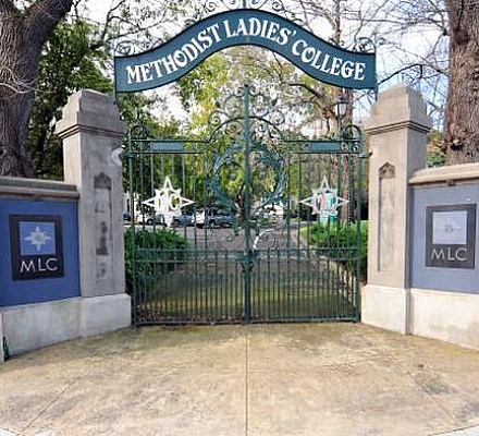 Мельбурн: ученицы престижной методистской школы протестуют против запрета на ношение «оскорбительных» крестиков в стенах заведения