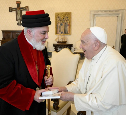 En honor a los cristianos perseguidos de Oriente Próximo, el Papa Francisco añade un santo asirio al Martirologio
